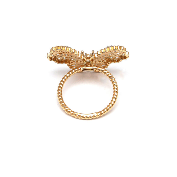 Anillo calado motivo mariposa con sintéticos en oro amarillo 14 kilates.