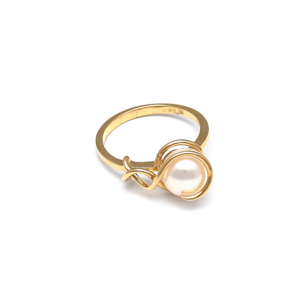 Anillo estilizado con perla en oro amarillo 14 kilates.