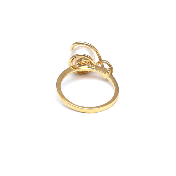 Anillo estilizado con perla en oro amarillo 14 kilates.