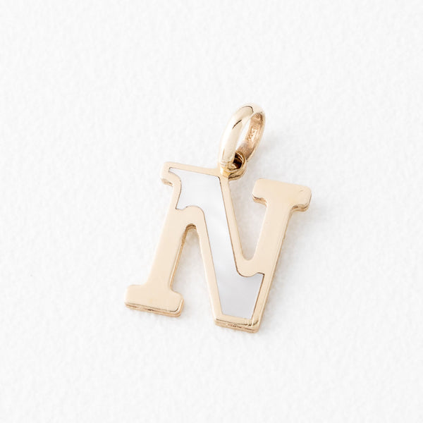 Dije diseño especial motivo letra N con madre perla en oro amarillo 14 kilates.