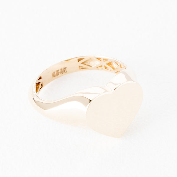 Anillo tipo sello motivo corazón en oro amarillo 14 kilates.