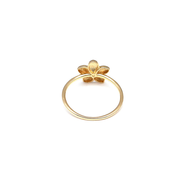 Anillo diseño especial motivo flor en oro amarillo 14 kilates.