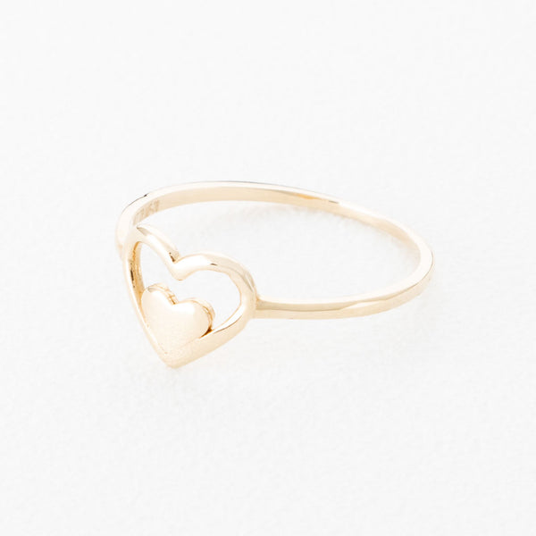 Anillo calado motivo corazón en oro amarillo 14 kilates.