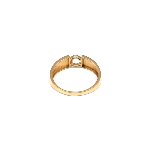 Anillo calado motivo letra con circonias en oro amarillo 14 kilates.