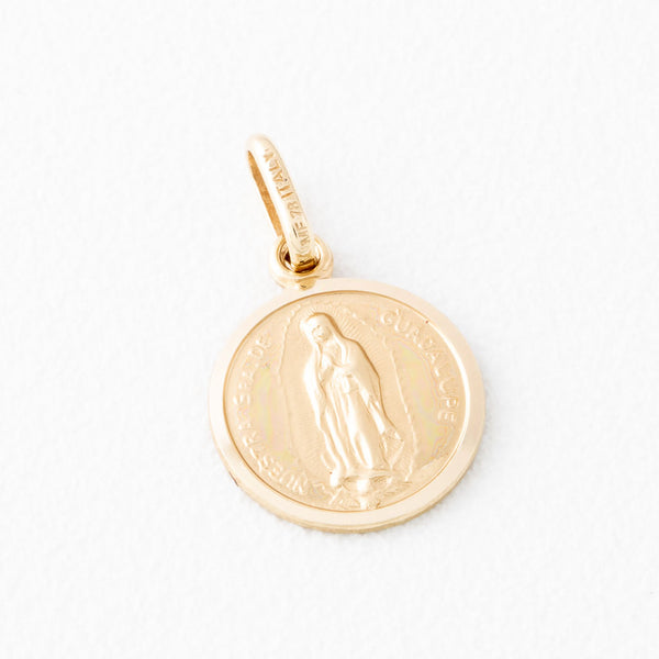 Medalla diseño especial motivo Virgen de Guadalupe en oro amarillo 14 kilates.