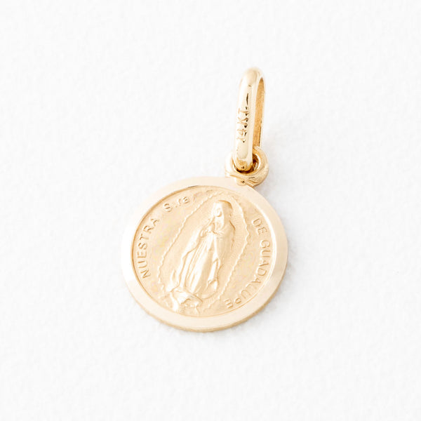 Medalla diseño especial motivo Virgen de Guadalupe en oro amarillo 14 kilates.