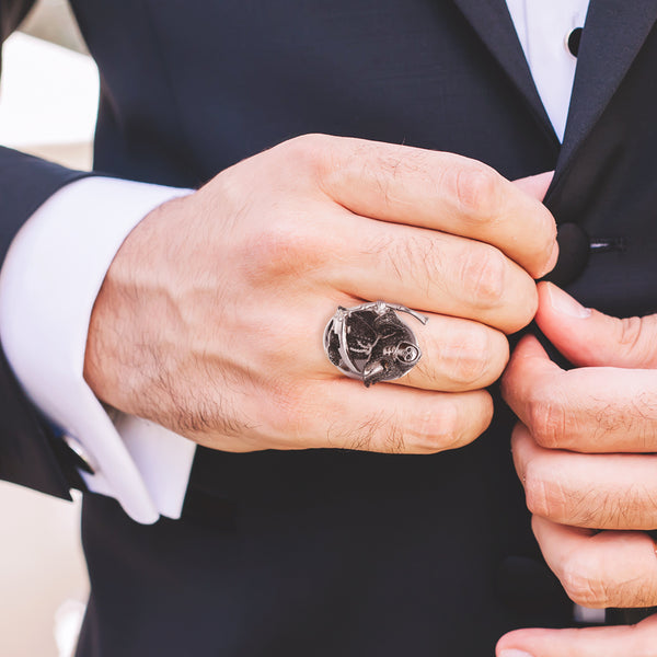 Anillo estilizado motivo calavera con diamantes en oro blanco 14 kilates.