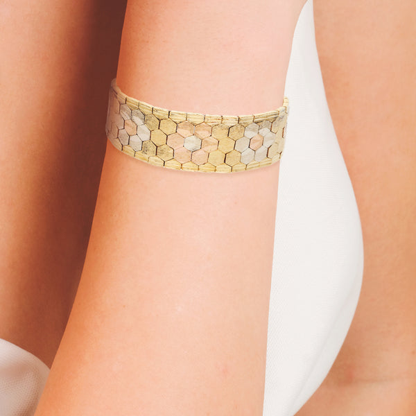 Pulsera eslabón articulado labradado en oro amarillo 18 kilates.