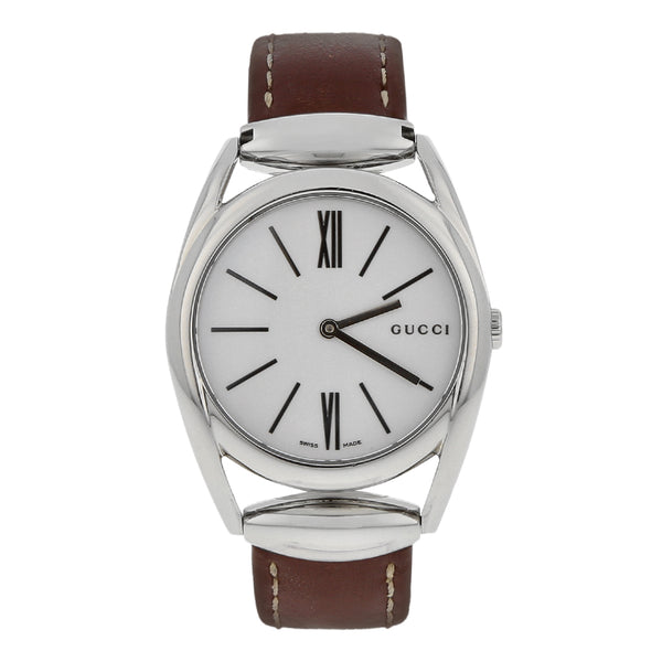 Reloj Gucci para dama en acero inoxidable correa piel.