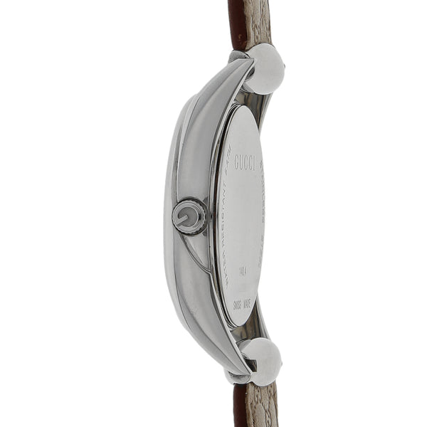 Reloj Gucci para dama en acero inoxidable correa piel.