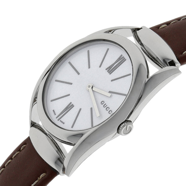 Reloj Gucci para dama en acero inoxidable correa piel.