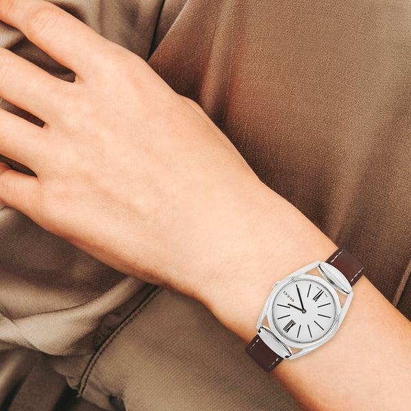 Reloj Gucci para dama en acero inoxidable correa piel.
