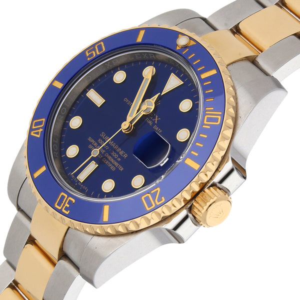 Reloj Rolex para caballero modelo Oyster Perpetual Date Submariner vistas en oro amarillo 18 kilates.