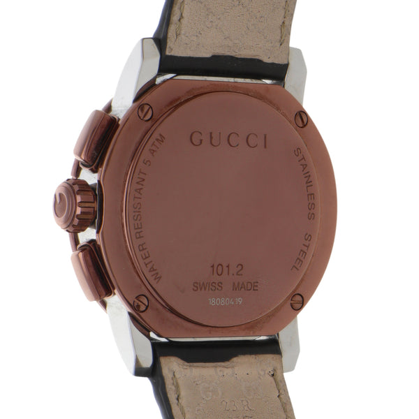 Reloj Gucci para caballero en acero esmalte correa piel.