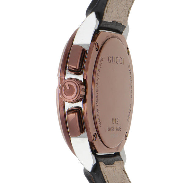 Reloj Gucci para caballero en acero esmalte correa piel.