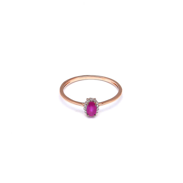 Anillo estilizado con diamantes y rubí en oro rosa 14 kilates.