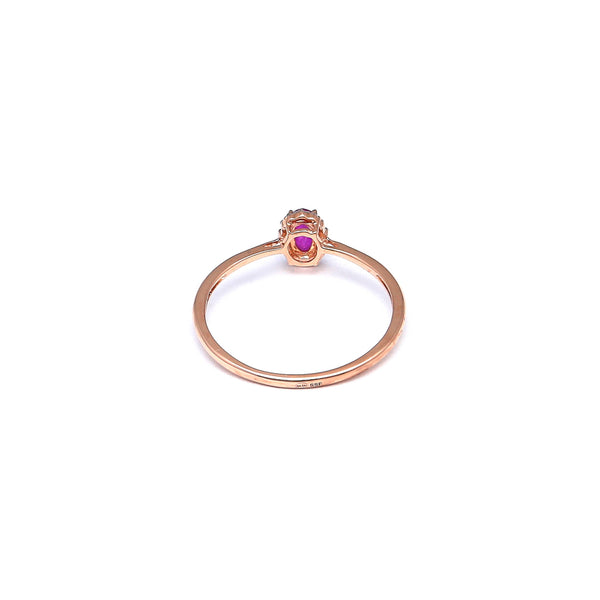 Anillo estilizado con diamantes y rubí en oro rosa 14 kilates.