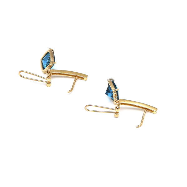 Aretes estilizados con topacios London blue y circonias en oro amarillo 14 kilates.