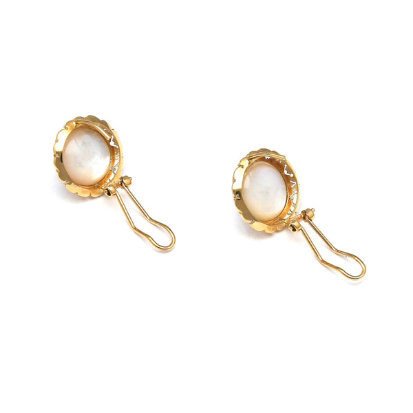 Juego de anillo y aretes calados con medias perlas en oro amarillo 14 kilates.