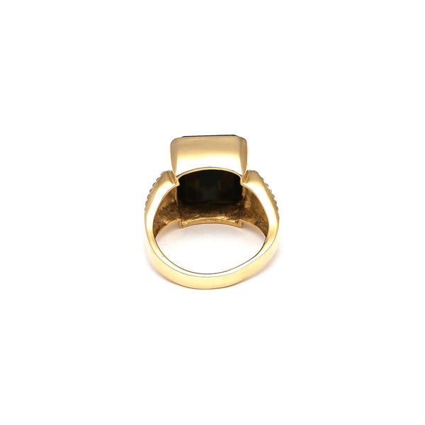 Anillo acanalado con ónix en oro amarillo 14 kilates.