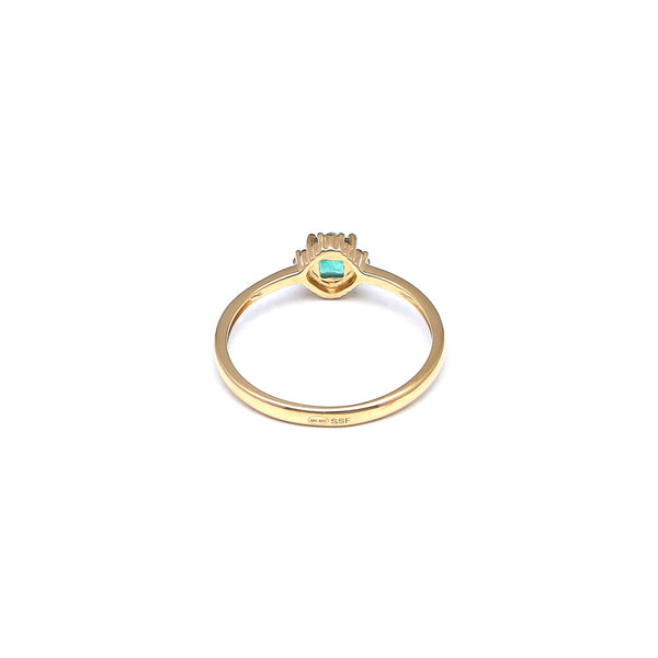 Anillo estilizado con diamantes y esmeralda en oro amarillo 14 kilates.