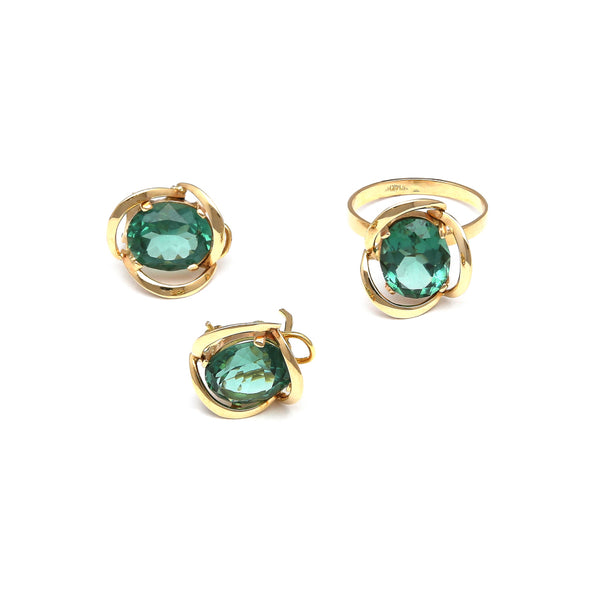 Juego de anillo y aretes calados con cuarzos verdes en oro amarillo 14 kilates.