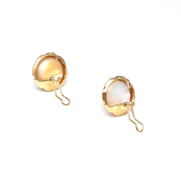 Juego de anillo y aretes calados con medias perlas en oro amarillo 14 kilates.