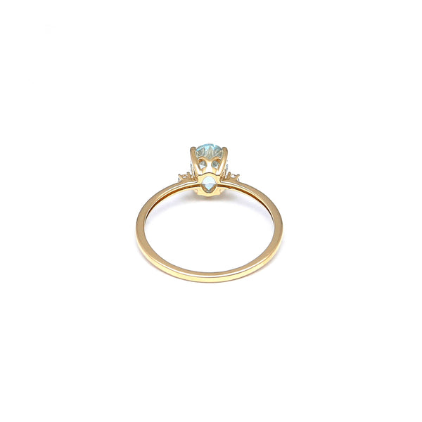 Anillo estilizado con diamantes y topacio azul en oro amarillo 14 kilates.