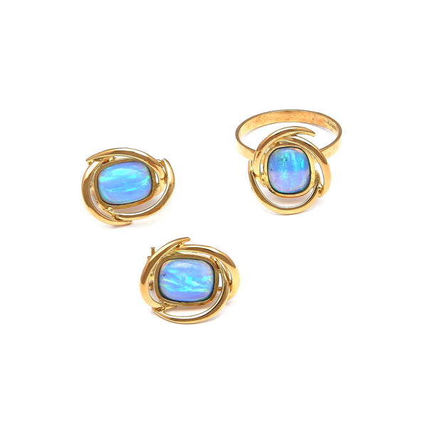 Juego de anillo y aretes calados con ópalo azul en oro amarillo 14 kilates.