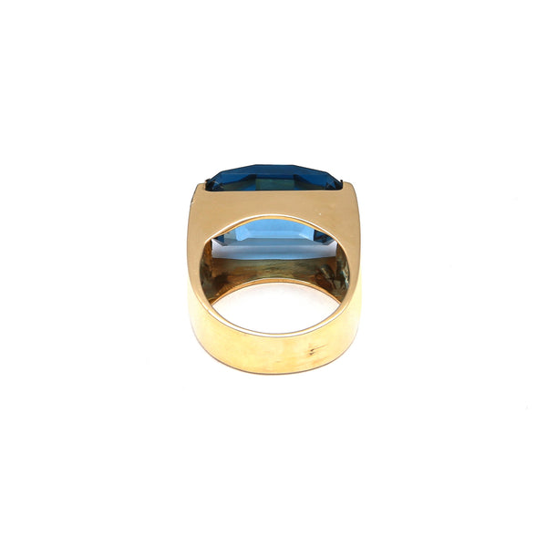 Anillo diseño especial con topacio azul en oro amarillo 14 kilates.