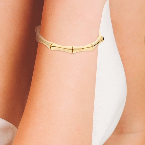 Pulsera ajustable eslabón hueco firma Gucci en oro amarillo 18 kilates.