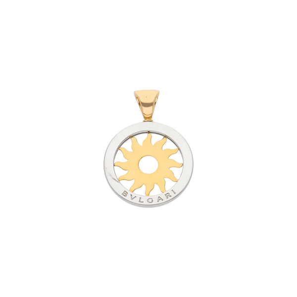 Dije diseño especial motivo sol firma Bvlgari en acero y oro amarillo 18 kilates.