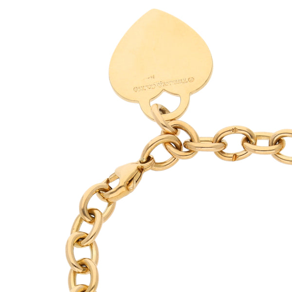 Pulsera eslabón cruzado con colgantes motivo corazón firma Tiffany & Co. en oro amarillo 18 kilates.