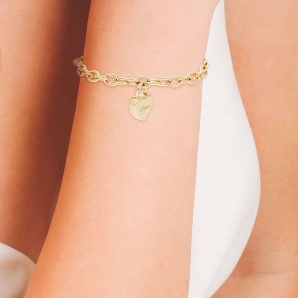 Pulsera eslabón cruzado con colgantes motivo corazón firma Tiffany & Co. en oro amarillo 18 kilates.