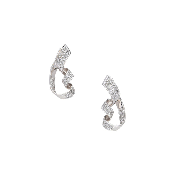 Aretes estilizados con diamantes en oro blanco 18 kilates.