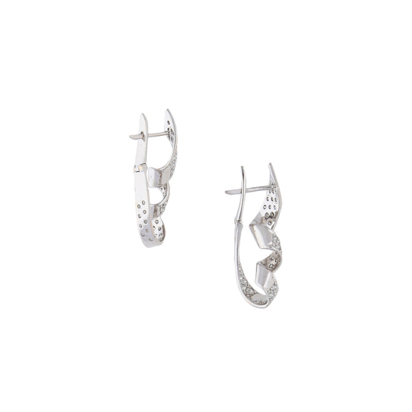 Aretes estilizados con diamantes en oro blanco 18 kilates.