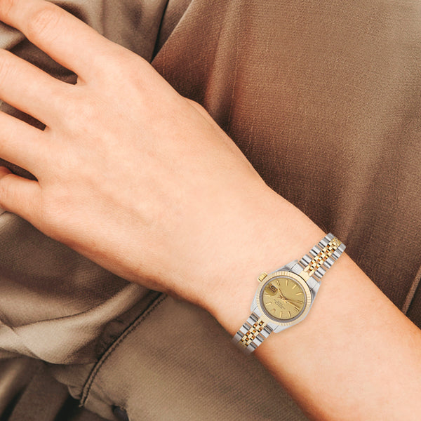 Reloj Rolex para dama modelo Oyster Perpetual Date vistas en oro amarillo 18 kilates.