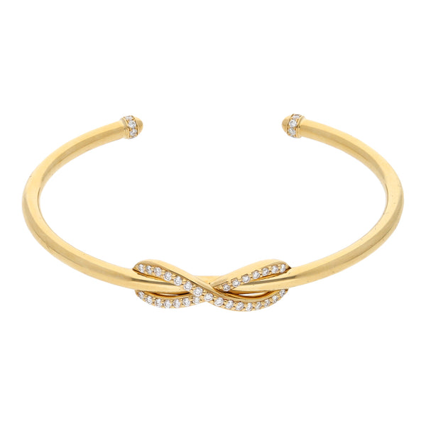 Pulsera de arillo ovalada abierta con diamantes firma Tiffany & Co. en oro amarillo 18 kilates.