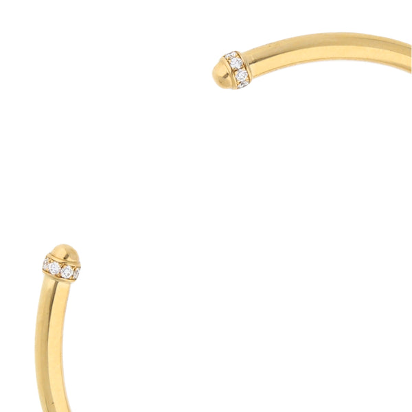 Pulsera de arillo ovalada abierta con diamantes firma Tiffany & Co. en oro amarillo 18 kilates.