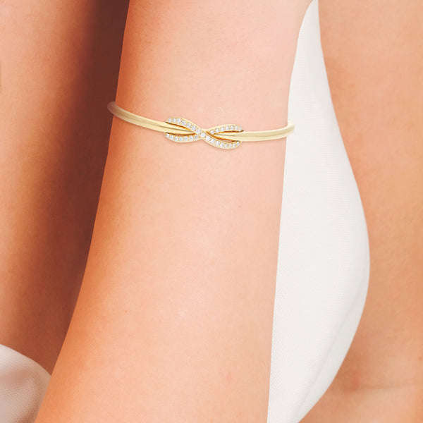 Pulsera de arillo ovalada abierta con diamantes firma Tiffany & Co. en oro amarillo 18 kilates.