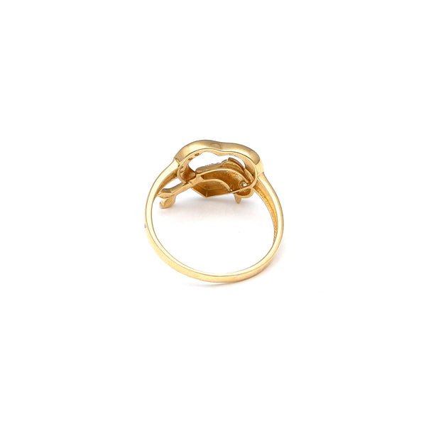 Anillo estilizado motivo corazón con delfín y circonias en oro amarillo 14 kilates.