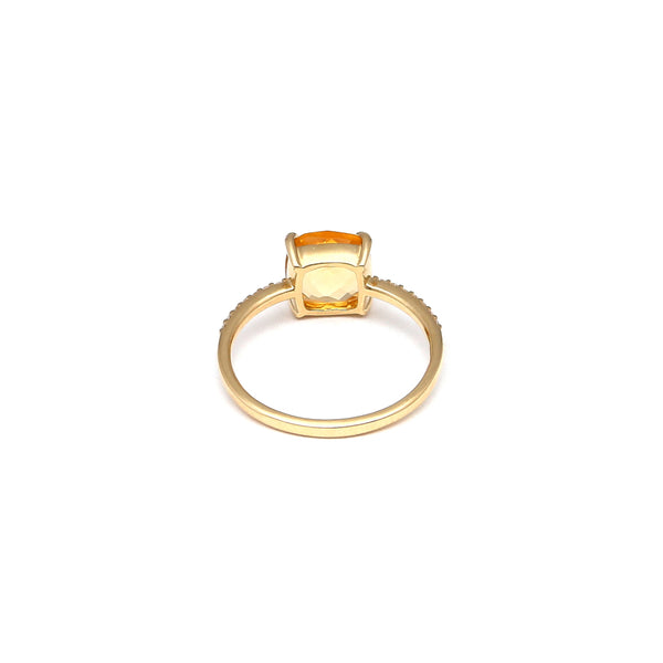 Anillo diseño especial con circonias en oro amarillo 14 kilates.