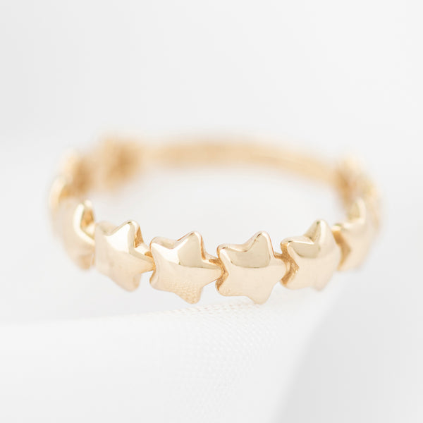 Anillo diseño especial motivo estrellas en oro amarillo 14 kilates.