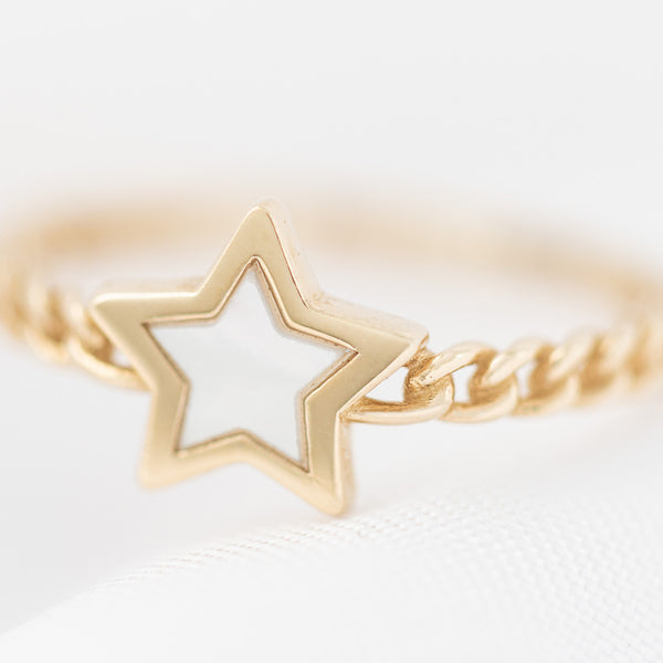 Anillo calado motivo estrella con madre perla en oro amarillo 14 kilates.