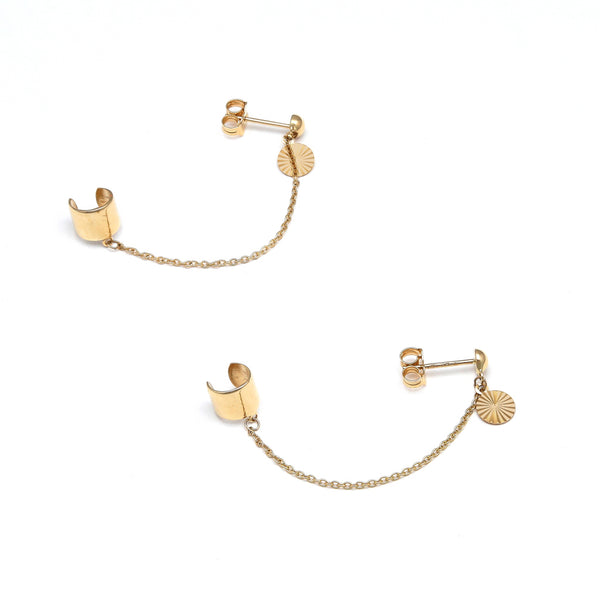 Aretes dobles con cadena diseño especial en oro amarillo 14 kilates.