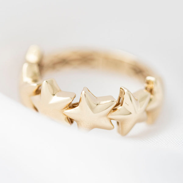 Anillo estilizado motivo estrellas en oro amarillo 14 kilates.