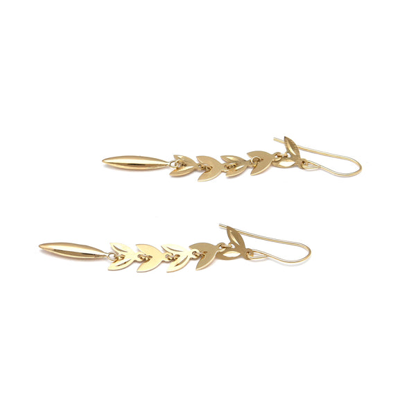 Aretes laminados con colgantes en oro amarillo 14 kilates.