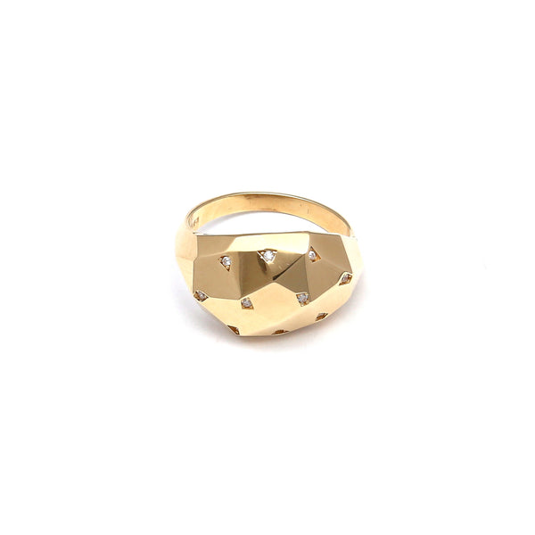 Anillo facetado con circonias en oro amarillo 14 kilates.