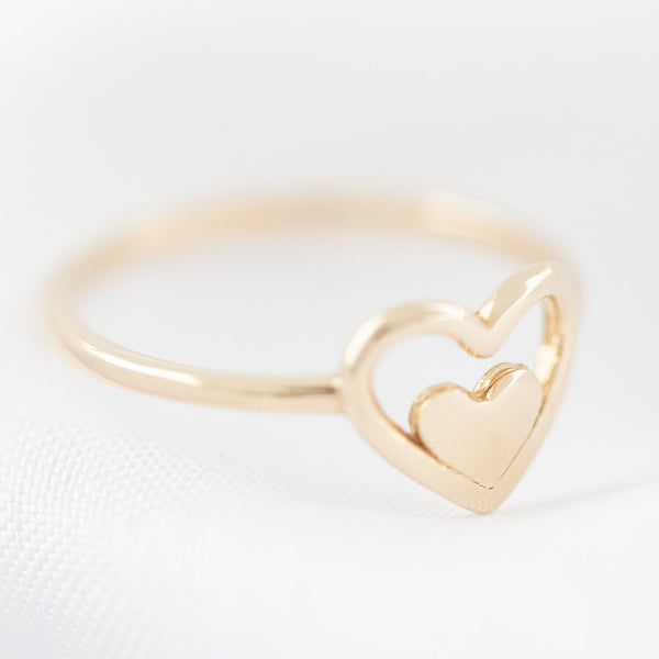 Anillo calado motivo corazones en oro amarillo 14 kilates.