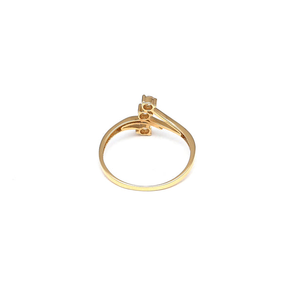 Anillo estilizado con circonias en oro amarillo 14 kilates.